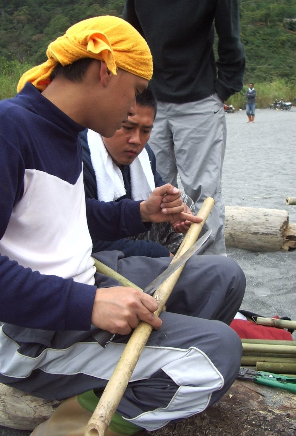 Making of the ma-omui double-nose-flute Sangpuy offered to me. As he writes in the cd, "Every hand-made nose flute is unique, exclusive, one and only." 